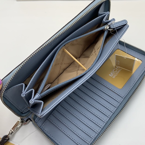 MICHAEL KORS LARGE TRAVEL CONTINENTAL WRISTLET PALE BLUE COLOR - Picture 6 of 11